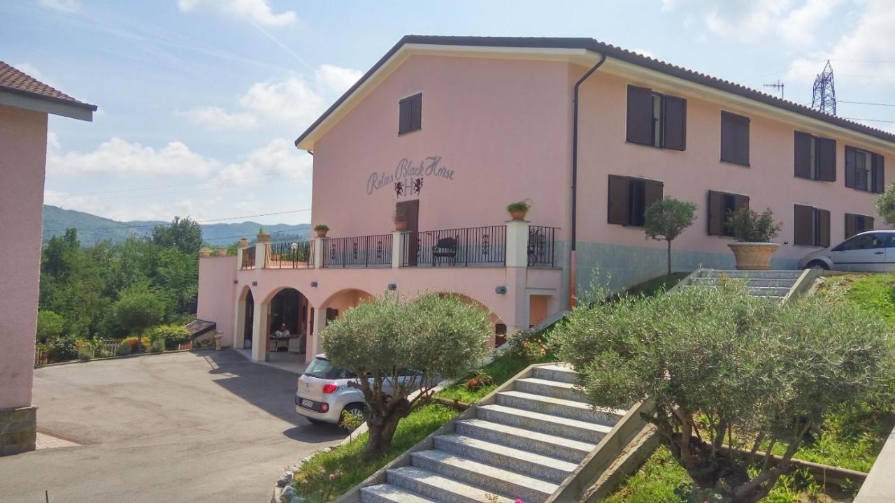 Relais Black Horse Millesimo Exterior foto
